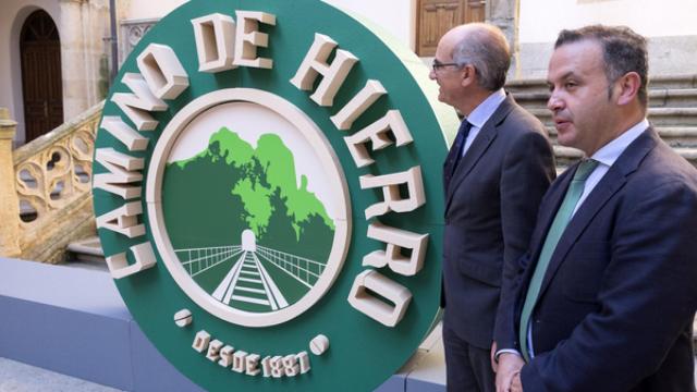 Javier Iglesias y Francisco Javier García presentan el escudo promocional del Camino de Hierro