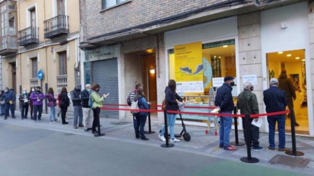 Largas colas en la primera jornada de inscripción