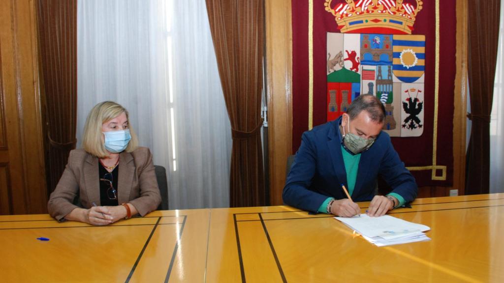 Momento de la firma entre la Diputación y la Tesorería de la Seguridad Social