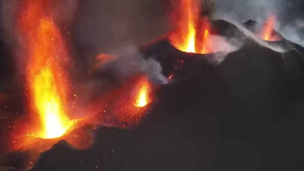 Por qué las bocas eruptivas del volcán de La Palma nacen alineadas: esta es la razón