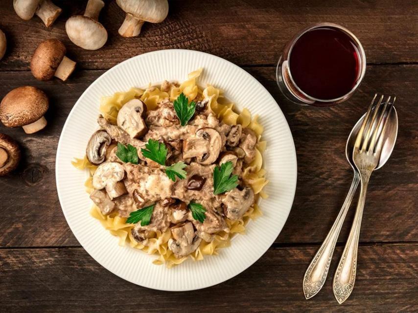 Pasta estilo Strogonoff con vino tinto.
