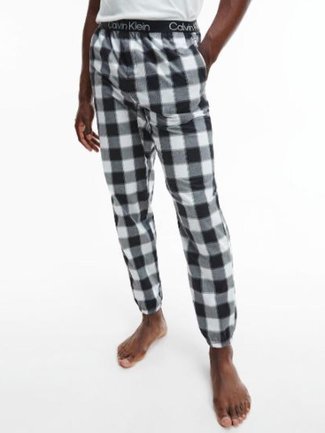 Estos son los nueve pijamas de hombre para ir a la hasta en cama