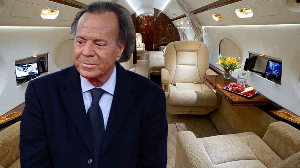 Julio Iglesias y el interior de su jet privado, en un montaje de Jaleos.