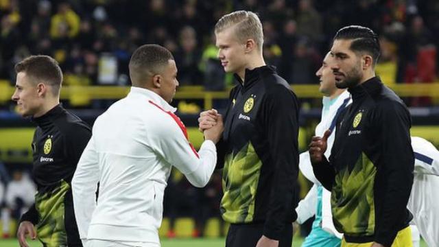 Mbappé y Haaland se saludan en un partido de la Champions League