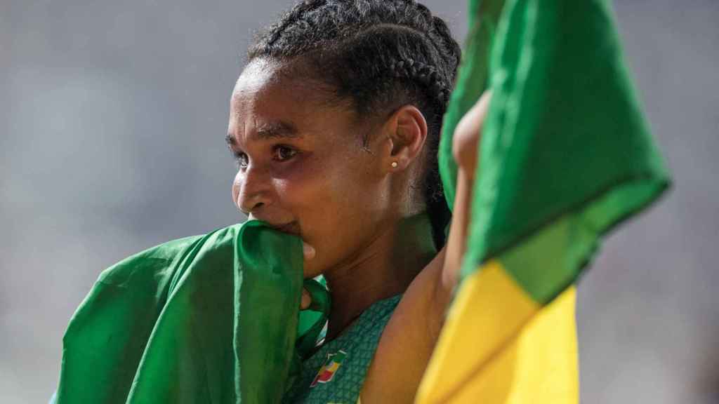 Gidey con la bandera de Etiopía