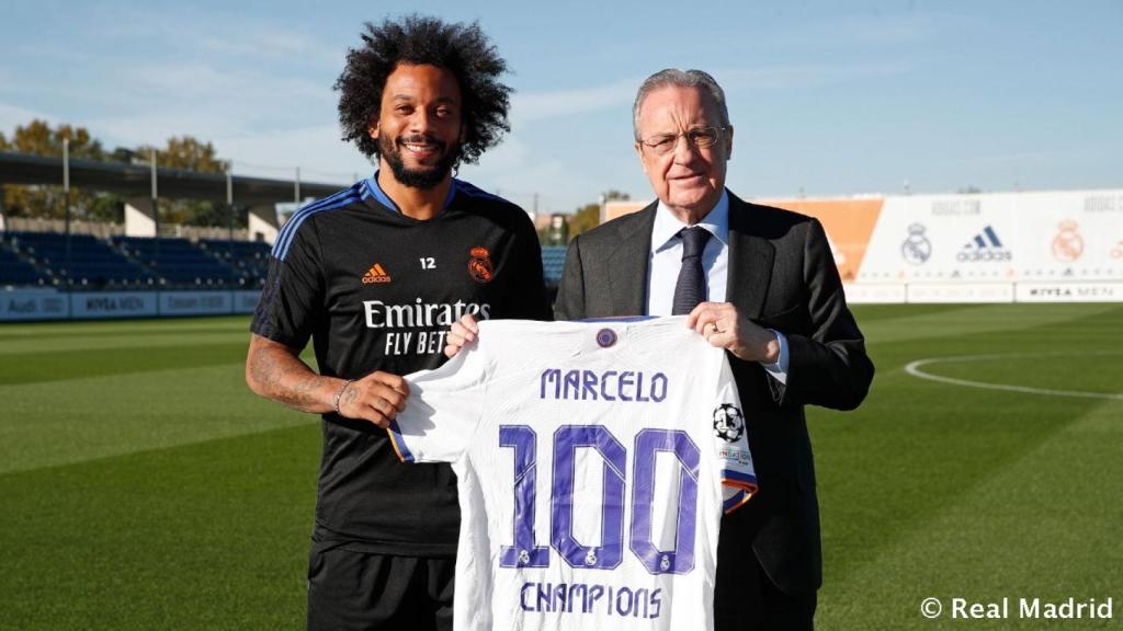 Marcelo y Florentino Pérez, en la entrega de la camiseta conmemorativa por los 100 partidos en la Champions