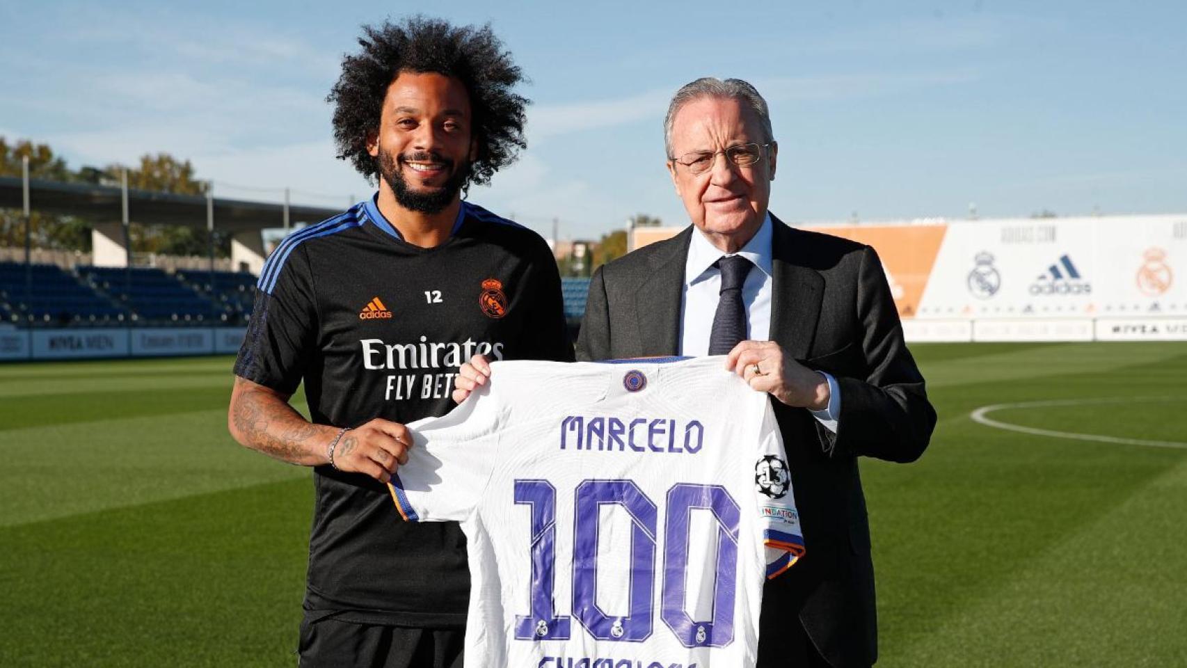 Marcelo y Florentino Pérez, en la entrega de la camiseta conmemorativa por los 100 partidos en la Champions