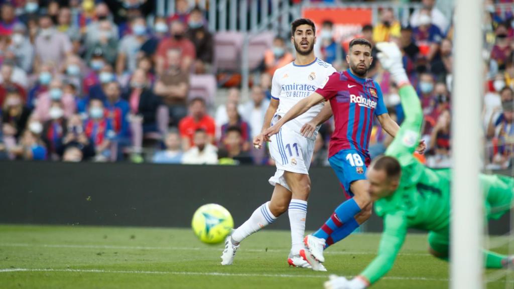 Marco Asensio mira su disparo en el segundo gol de El Clásico