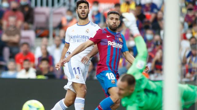 Marco Asensio mira su disparo en el segundo gol de El Clásico