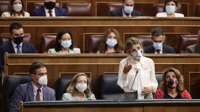 Pedro Sánchez, Nadia Calviño y Yolanda Díaz, en el Congreso.