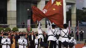 Izado de banderas en Hong Kong en el día nacional chino.