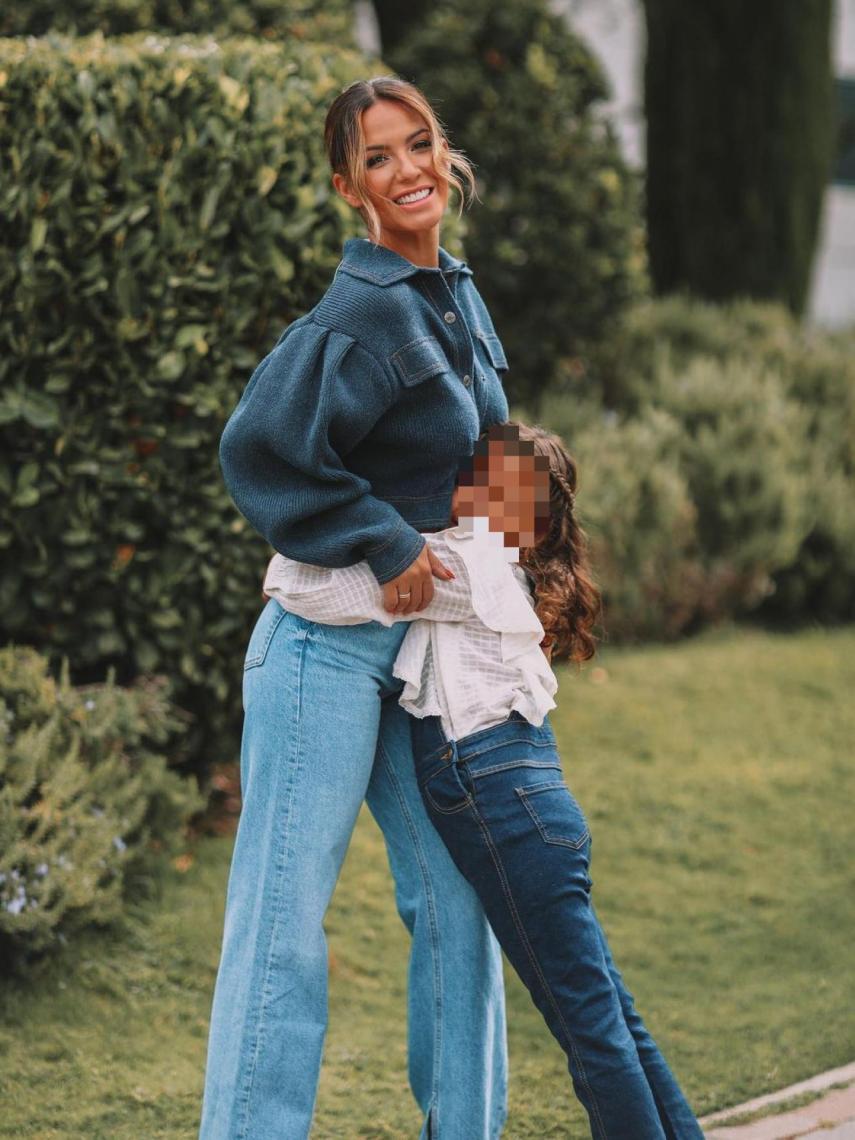 Tamara Gorro junto a su hija, Shaila, que se someterá a una operación este jueves.