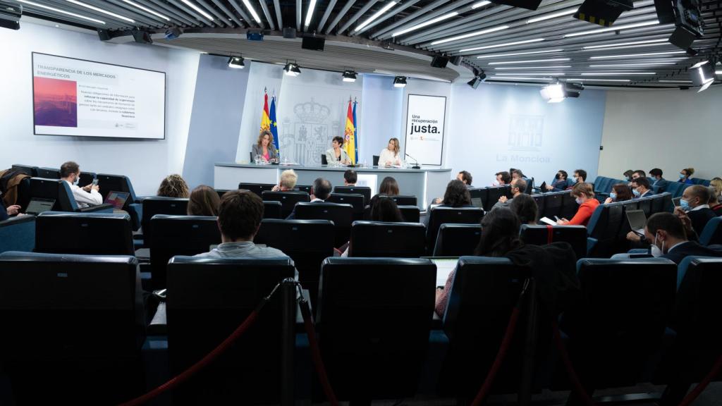 Isabel Rodríguez, portavoz del Gobierno, entre la vicepresidenta Teresa Ribera y la ministra Raquel Sánchez, en Moncloa.