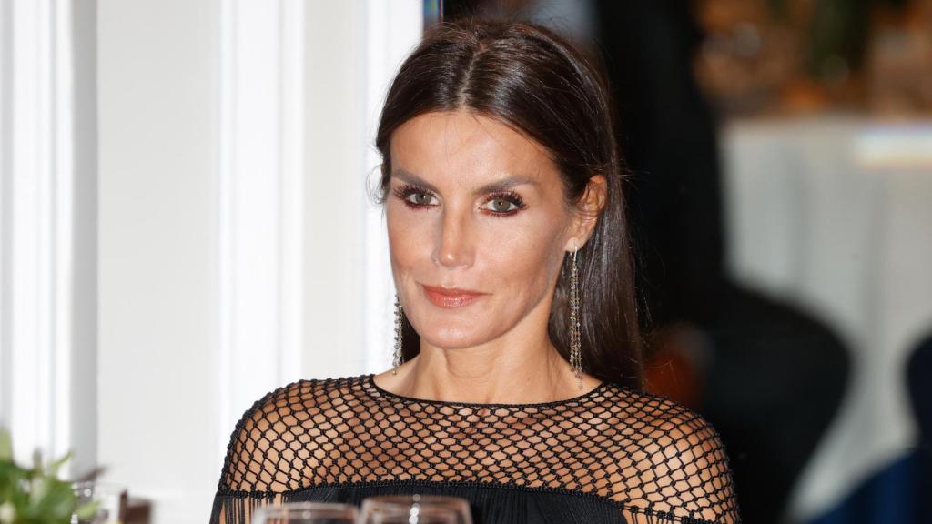 La reina Letizia durante su acto de este martes en compañía del rey Felipe VI.