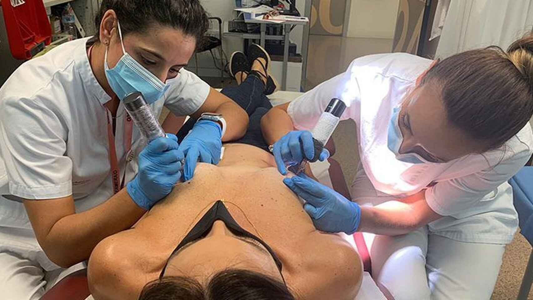 Gema Adán Ferrández en el Hospital Universitario del Vinalopó junto a las enfermeras que le realizaron el tatuaje del pezón.