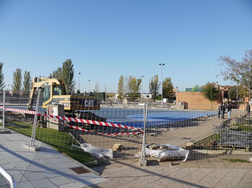 Inicio de las obras de cubrimiento de la pista polideportiva de Carbajosa
