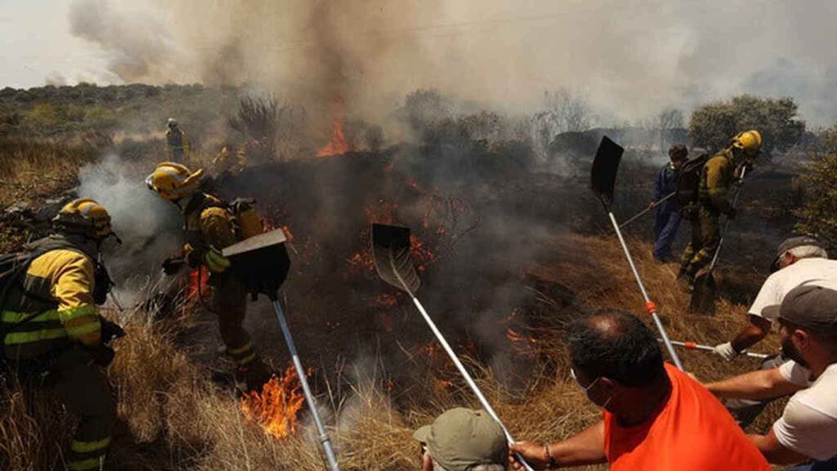Imagen de archivo de las labores de extinción del incendio de San Felices de los Gallegos el pasado mes de agosto