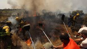 Imagen de archivo de las labores de extinción del incendio de San Felices de los Gallegos el pasado mes de agosto