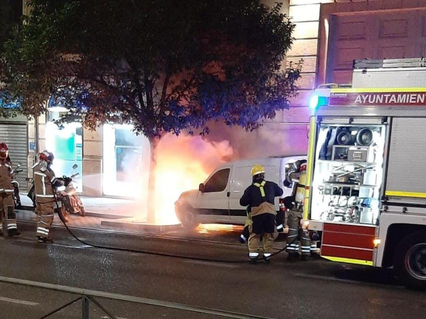 Coche ardiendo en la calle Miguel Íscar