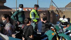 La Guardia Civil de Zamora con los niños de Fermoselle