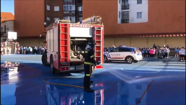 Simulacro de los bomberos en el colegio San Vicente Paul de Benavente