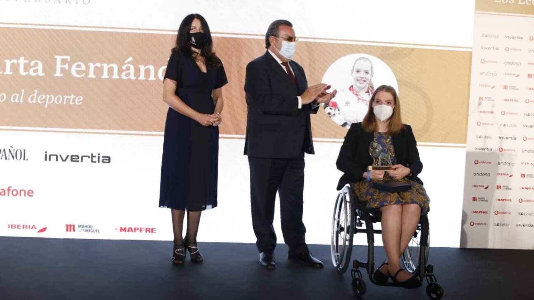 Mamen Vázquez, directora general de EL ESPAÑOL; Miguel Carballeda, presidente del Comité Paralímpico Español; y Marta Fernández, triple medallista paralímpica en Tokio 2020 y galardonada con el Premio León del Deporte 2021