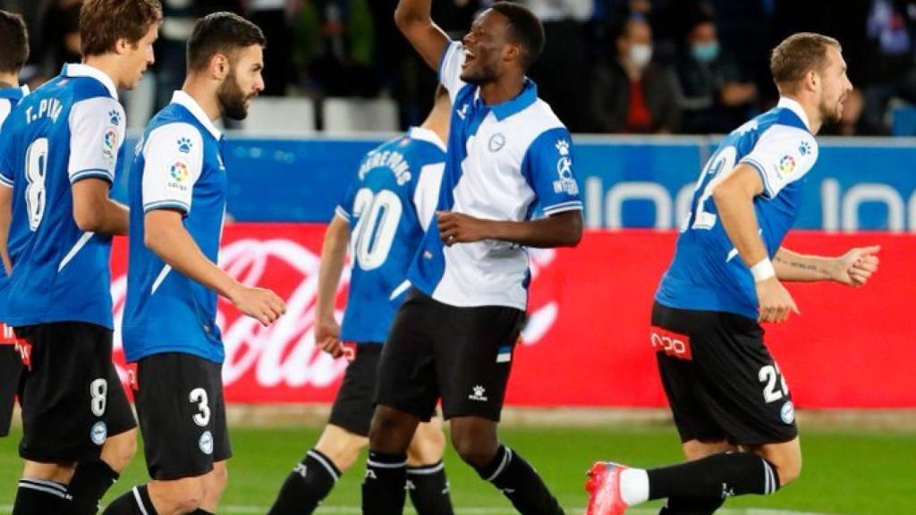 Mamadou Loum celebra un gol con el Alavés en La Liga 2021/2022