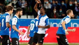 Mamadou Loum celebra un gol con el Alavés en La Liga 2021/2022