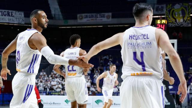 Hanga y Heurtel, en un partido del Real Madrid de Baloncesto de la temporada 2021/2022