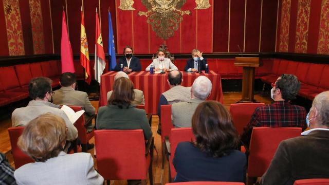 La alcaldesa de Toledo, Milagros Tolón, en la presentación de la última obra del historiador Adolfo de Mingo dedicada a Alfonso X El Sabio