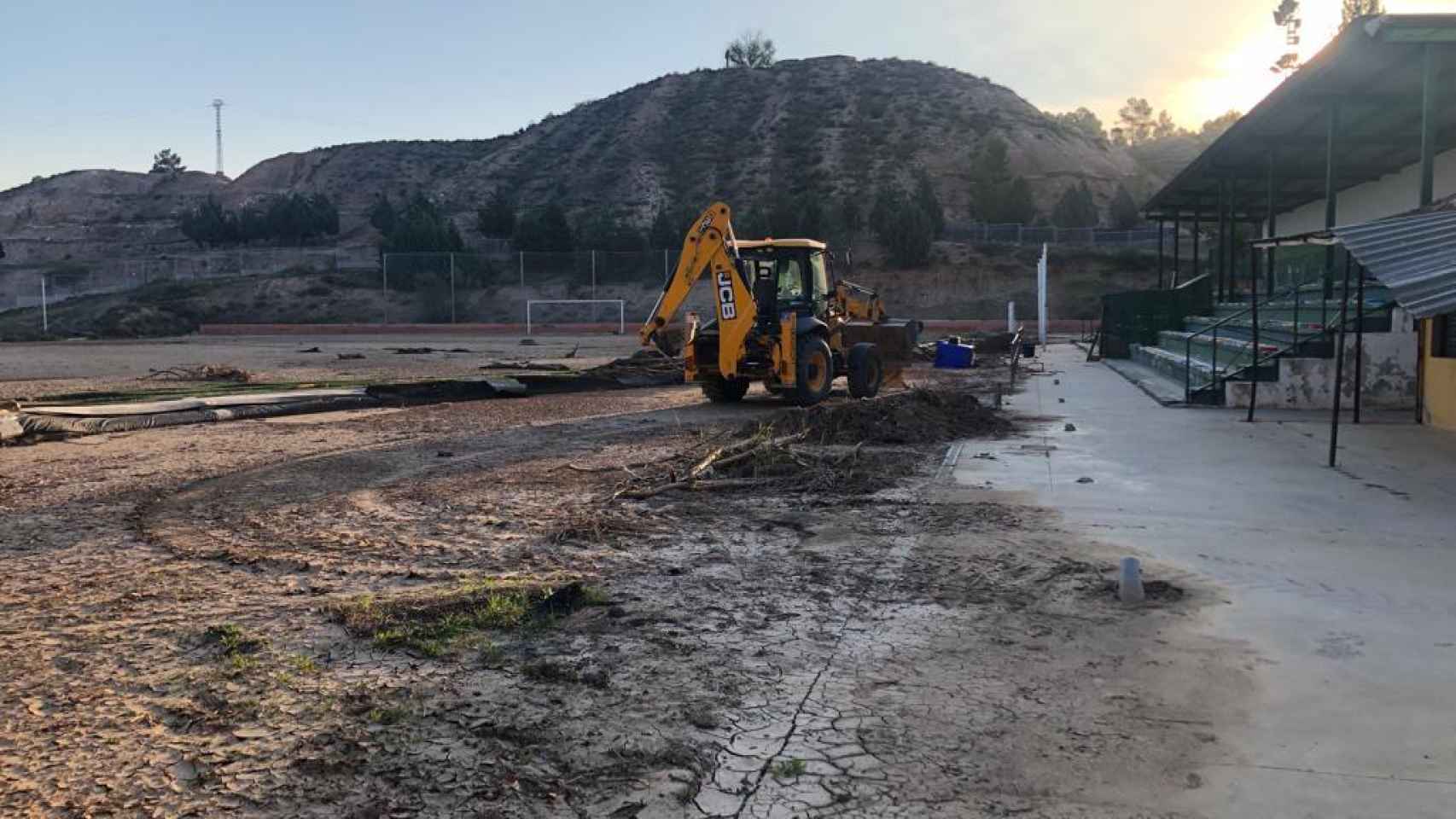 Arrancan las obras en el campo de fútbol de Santa Bárbara de Toledo, arrasado por la DANA