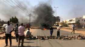 Manifestantes sudaneses levantan una barricada en una carretera de Jartum.