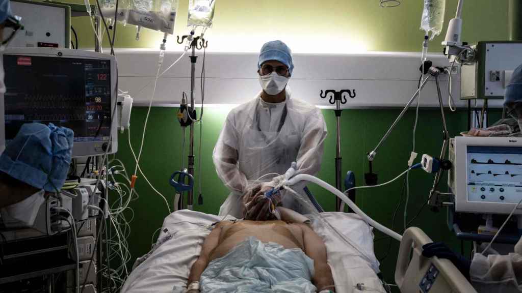 Un médico atiende a un paciente de Covid en la UCI del hospital de Lyon sur, Francia. Jeff Pachoud/AFP/dpa.