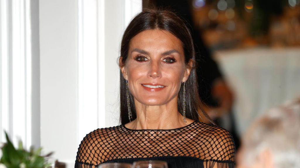 La reina Letizia con vestido de Hugo Boss este martes por la noche en una cena en el Ritz.