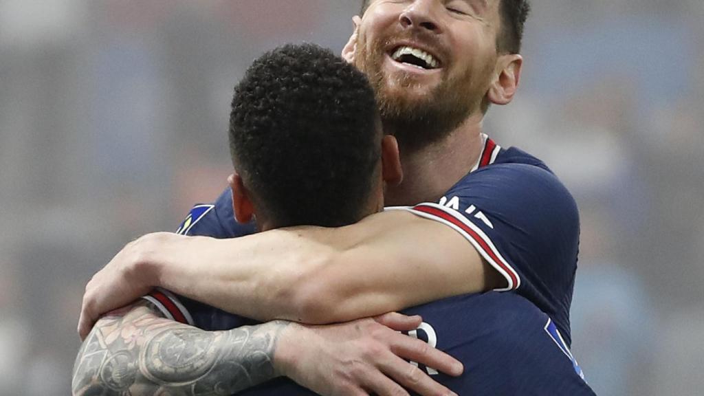 Abrazo entre Neymar y Messi, en un partido del PSG