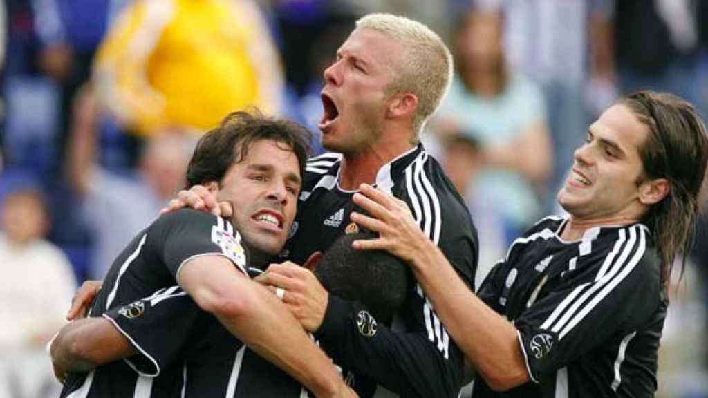 Beckham y Gago celebran un gol con Van Nistelrooy en 2006