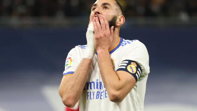 Karim Benzema se lamenta tras una ocasión fallada