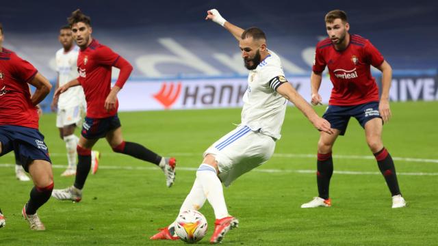 Karim Benzema dispara dentro del área de Osasuna