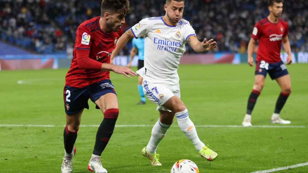 Eden Hazard intenta robar el balón a Nacho Vidal