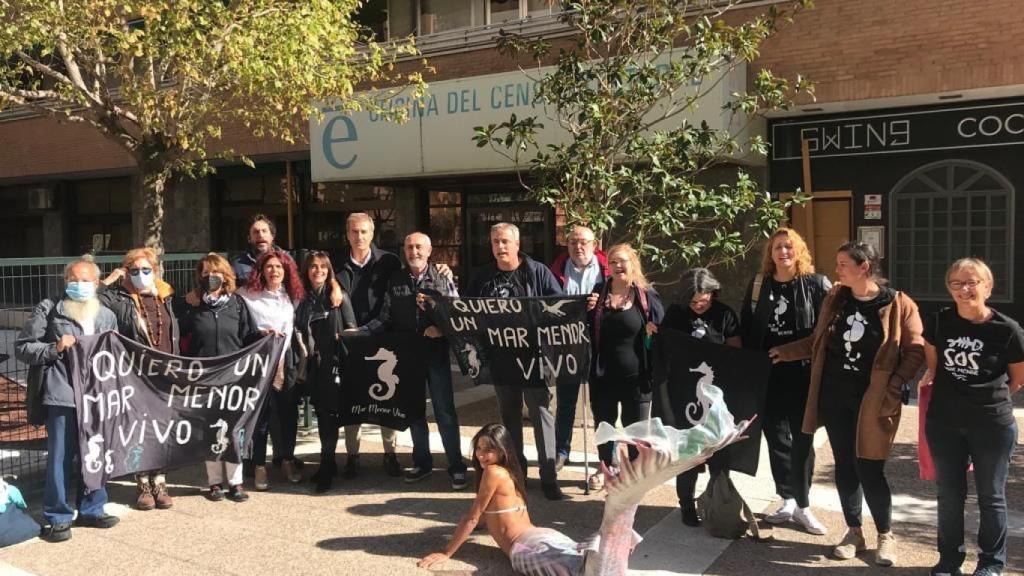 Imagen distribuida por la Plataforma ILP, este miércoles, entregando las firmas por el Mar Menor en Madrid.