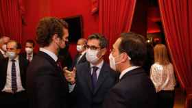 Pablo Casado, presidente del PP, charla con los ministros Félix Bolaños y José Manuel Albares, en la gala del 6º aniversario de EL ESPAÑOL.