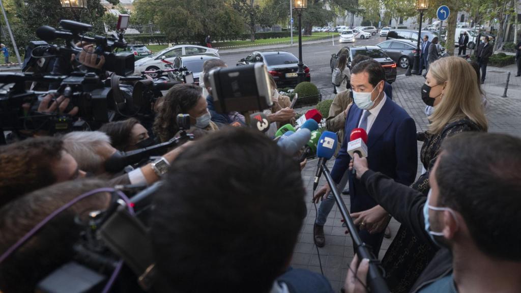Antonio Garamendi, presidente de la CEOE, atendiendo a los medios de comunicación.