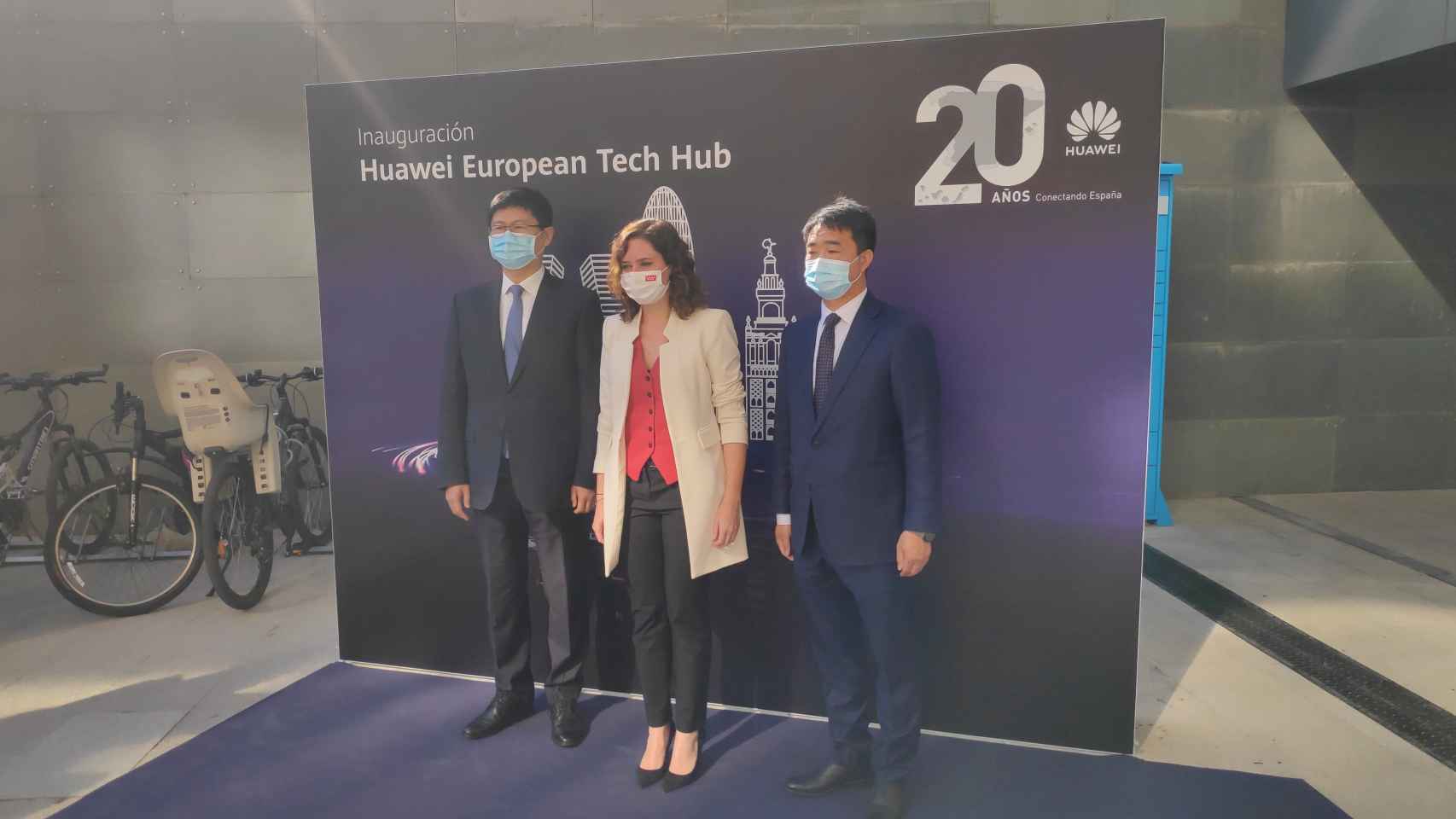 El presidente de Huawei Europa (WEU), Li Peng; la presidenta de la Comunidad de Madrid, Isabel Díaz Ayuso; y el CEO de Huawei España, Eric Li.