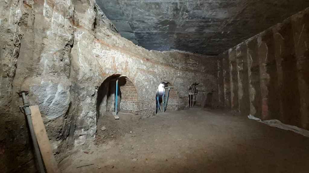 Los muros del complejo aparecieron encajados bajo el túnel de Ferraz.
