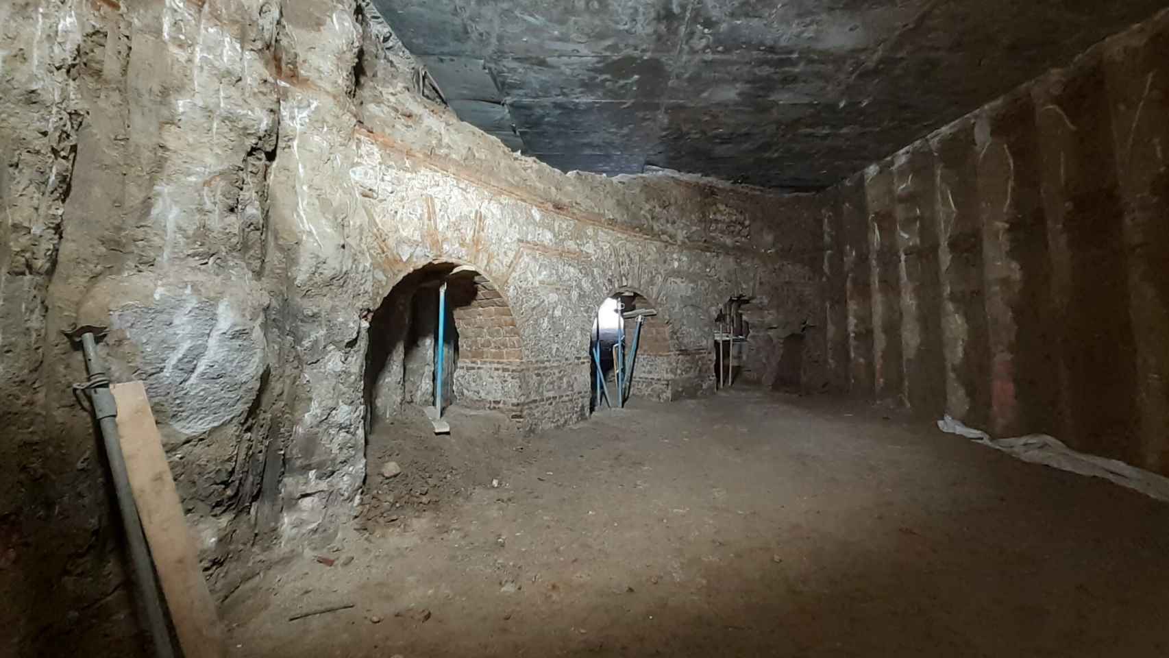 Los muros del complejo aparecieron encajados bajo el túnel de Ferraz.
