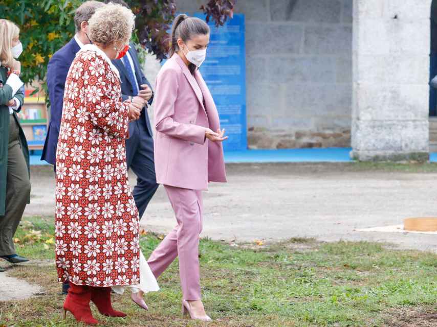 La reina Letizia con traje de chaqueta de Hugo Boss.