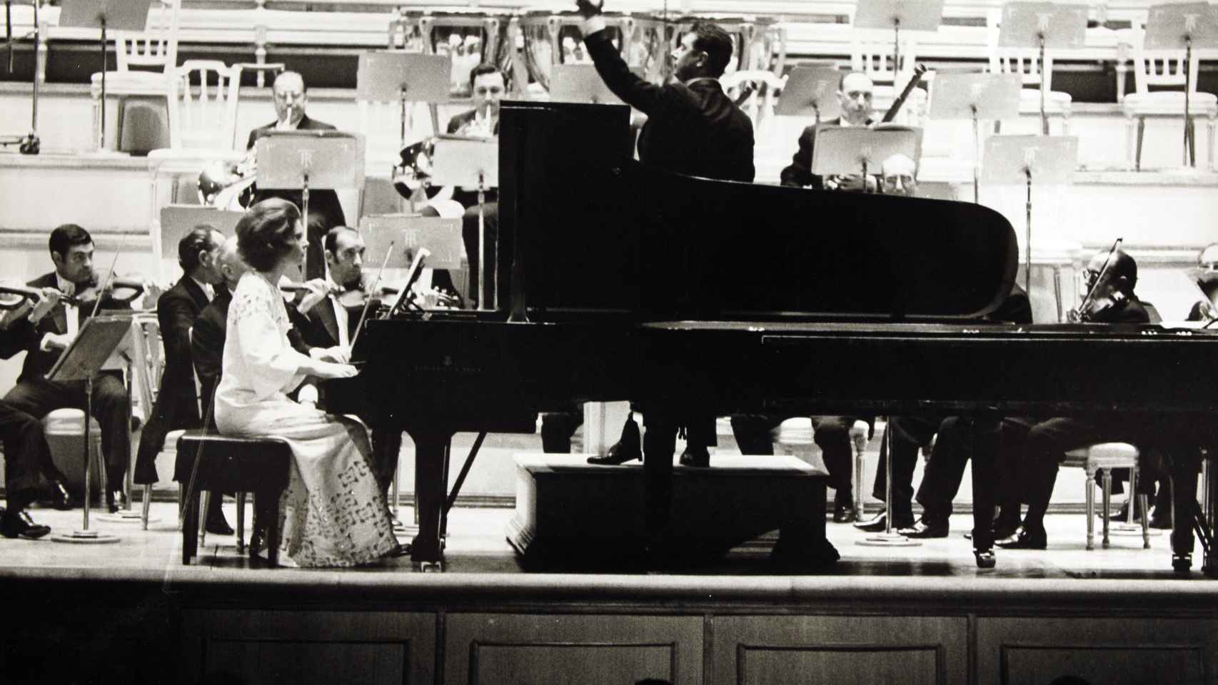 Irene de Grecia, tocando el piano, en el Teatro Real de Madrid, en la década de los 60.