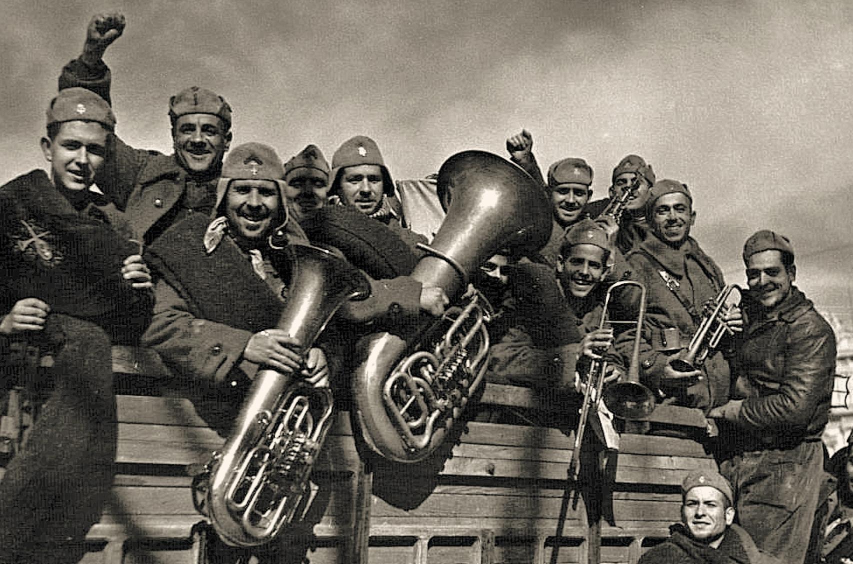 La banda de música de una unidad republicana es trasladada en camión.