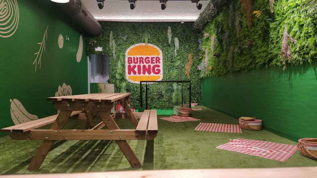La decoración del primer Burger King vegetariano está rodeada de motivos naturales.