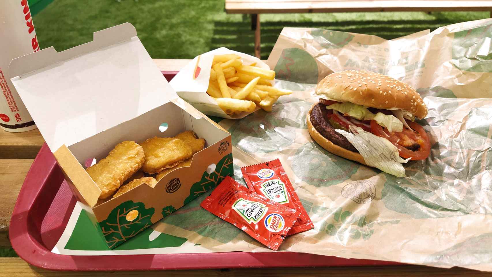 La hamburguesa Whopper vegetal, los 'nuggets' vegetales y las patatas fritas de Burger King.